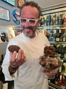 Luigi Pomata að athuga ástandið á trufflum